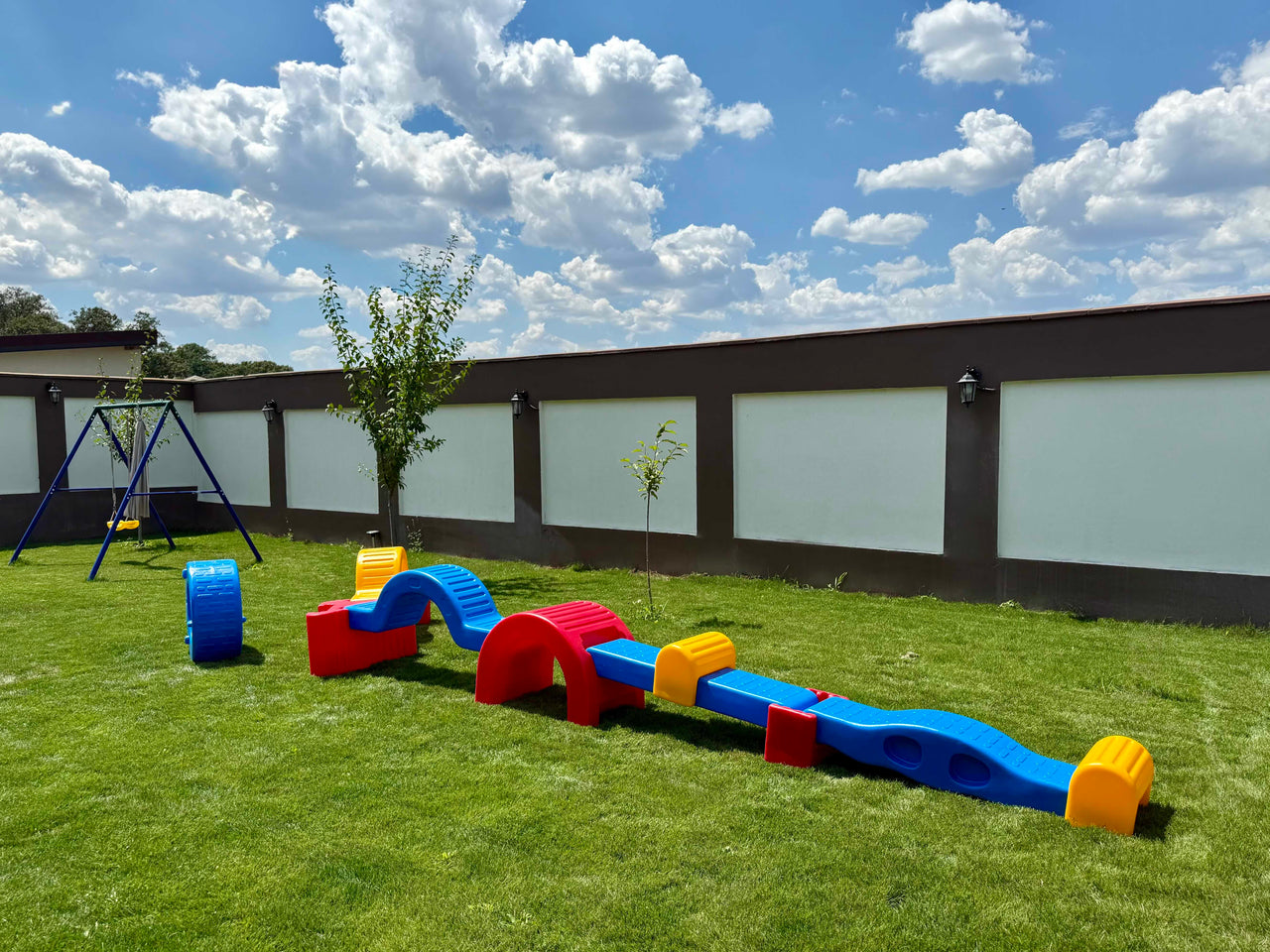 Traseul cu Obstacole Moonkee conține 12 elemente modulare, colorate și rezistente, care pot fi combinate în zeci de variante pentru a crea trasee senzoriale și activități fizice adaptate fiecărui copil. 