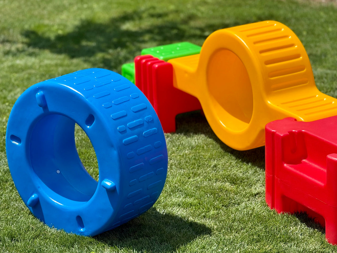 Piesele sunt realizate din plastic rezistent și ușor de curățat, cu margini rotunjite pentru siguranță maximă.